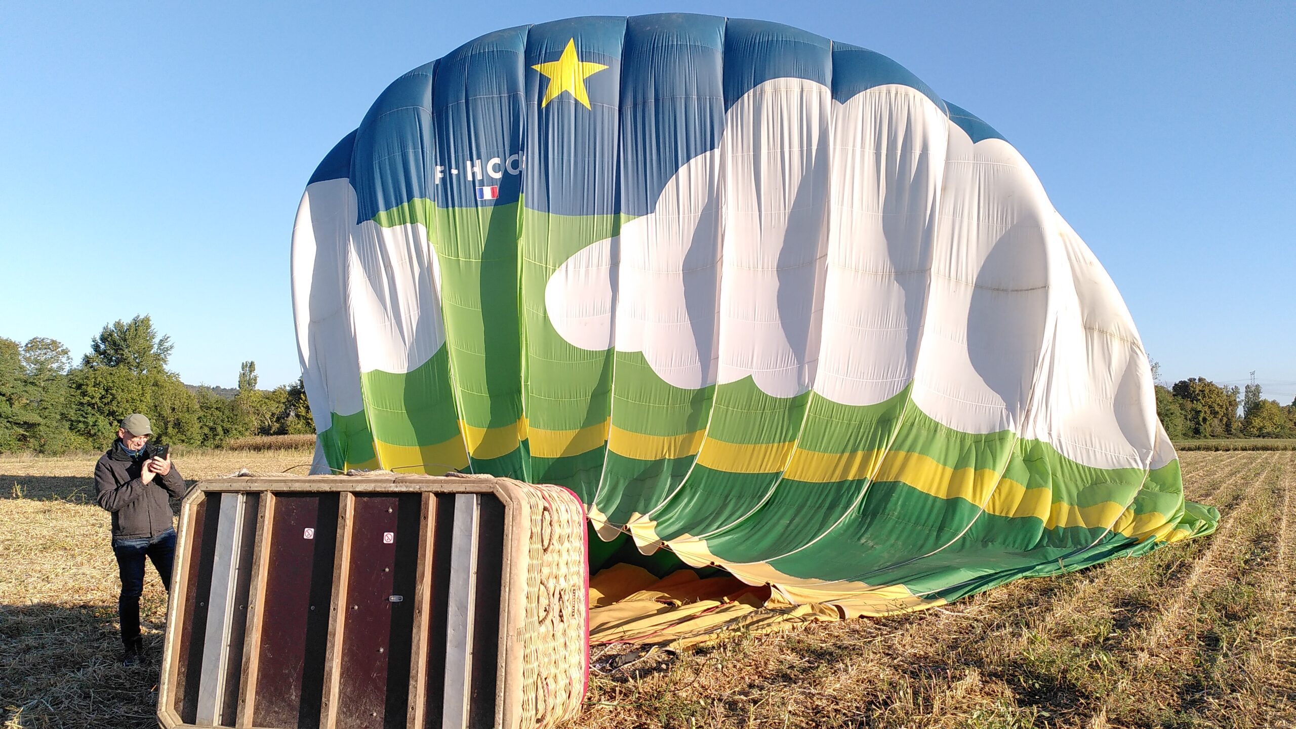 Vol en montgolfière : descente de la nacelle et dégonflage du ballon