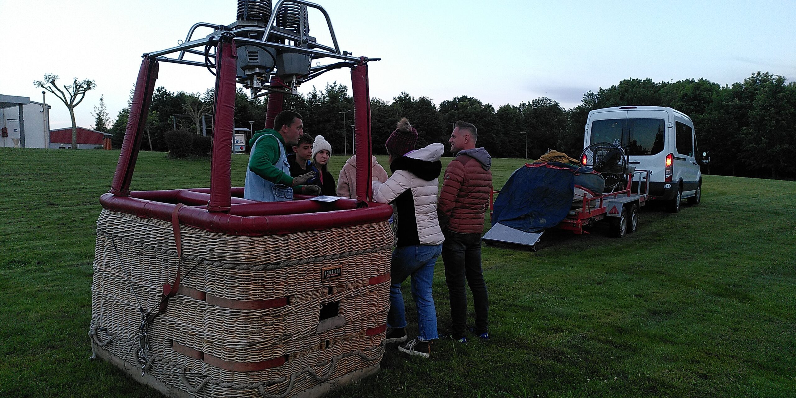 Descente des équipements et briefing de sécurité - Sud Ouest Montgolfière