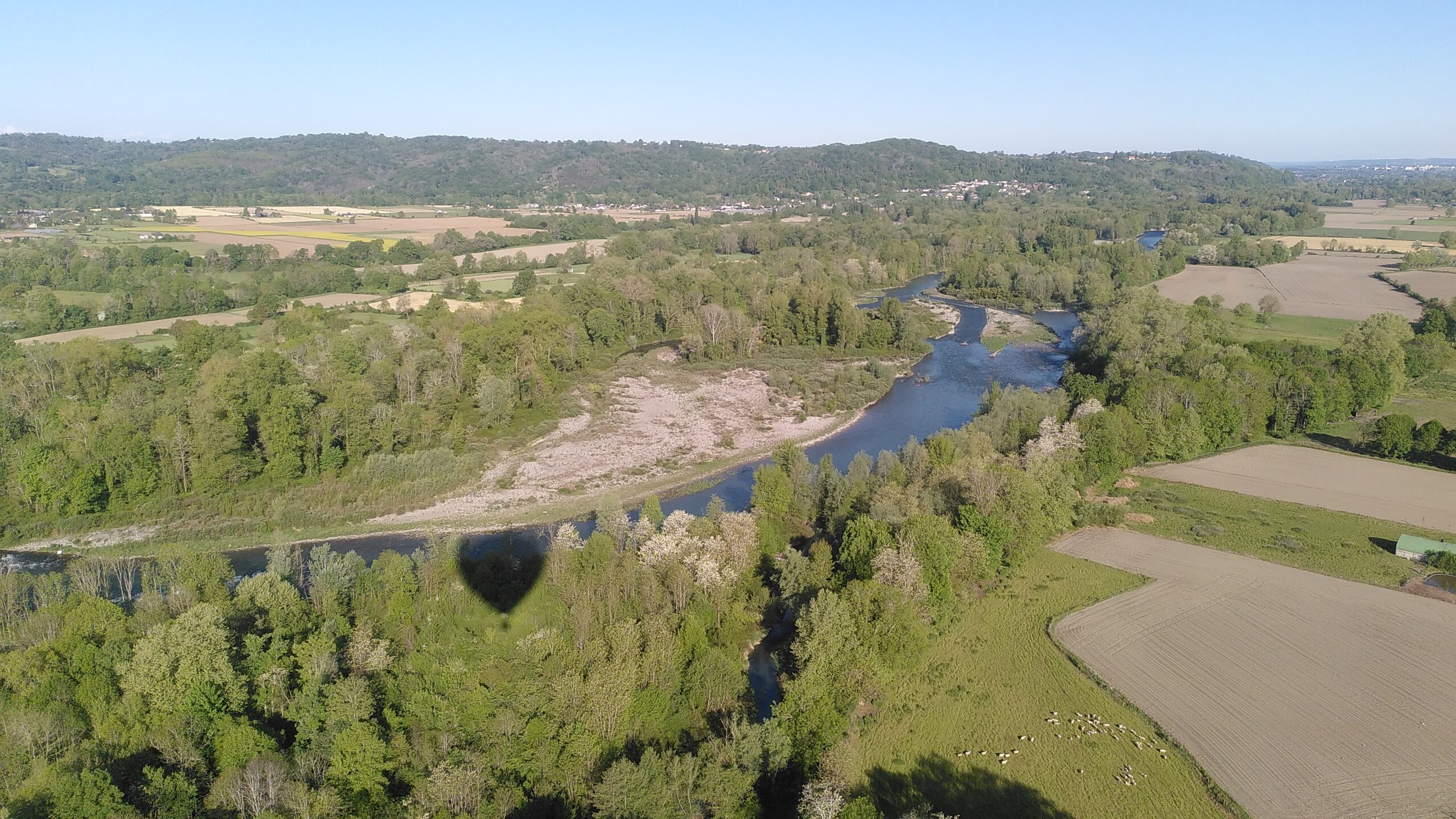 Recherche d'un terrain pour l'atterrissage lors d'un vol en montgolfière