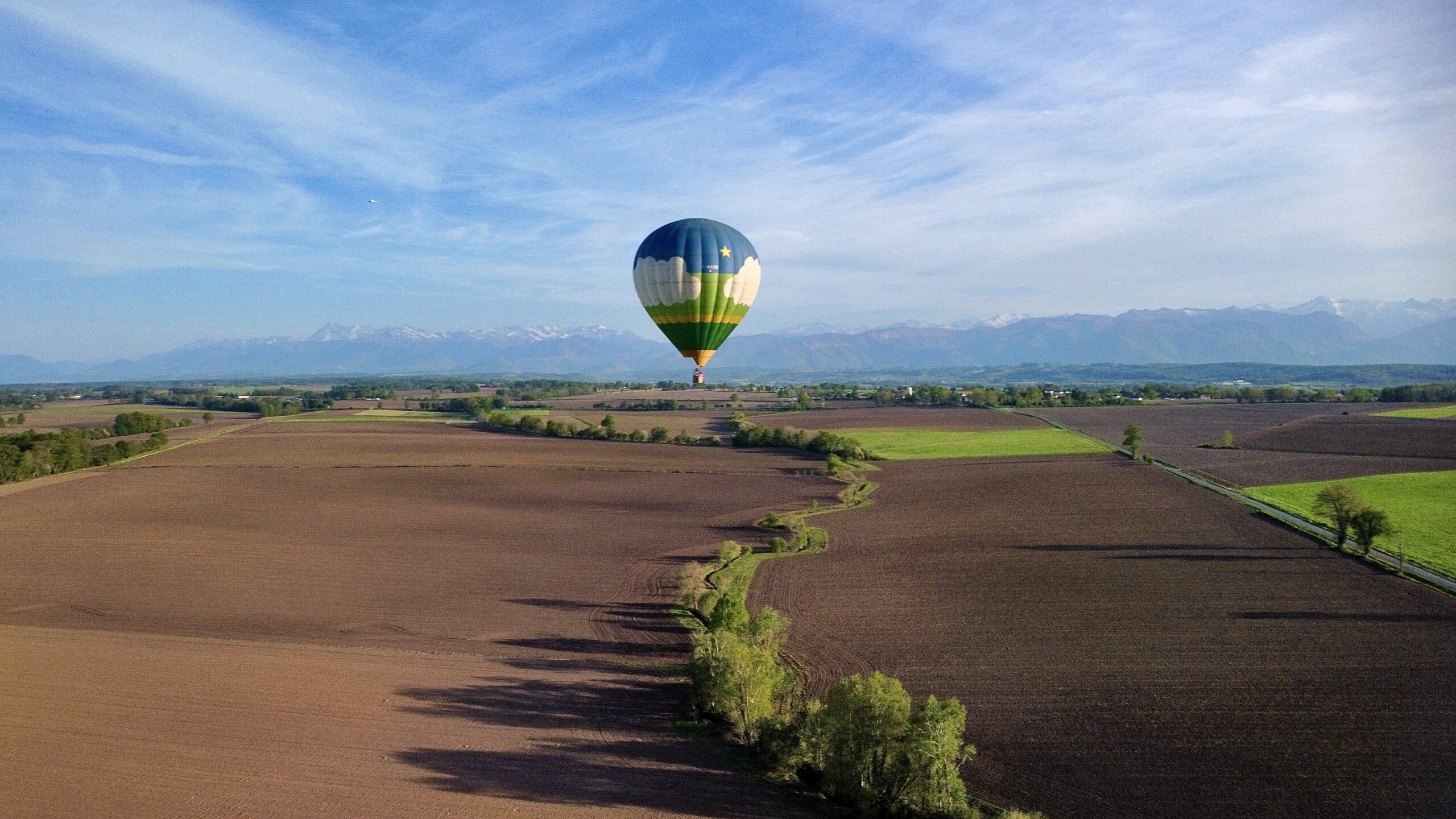 Spectacle d'un vol en montgolfière dans les Pyrénées : l'horizon, les montagnes