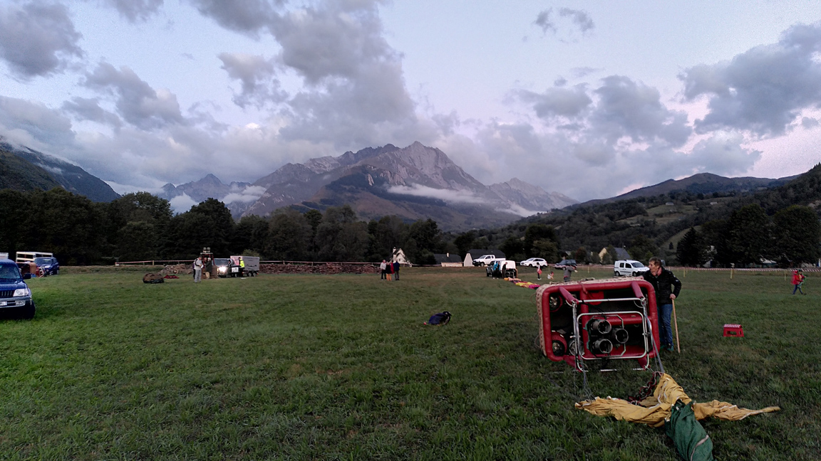 Nacelle à l'horizontale - attache de l'enveloppe - Sud Ouest Montgolfière